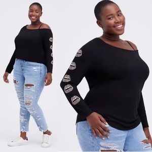 TORRID OFF-SHOULDER TEE - HERITAGE SLUB LEOPARD LIPS BLACK